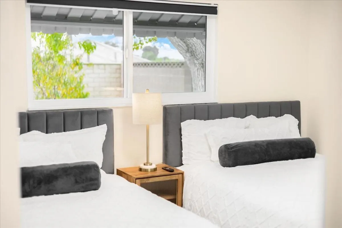 Luxurious Newly Remodeled 4 Bedroom Home With Large Backyard Near Disneyland Anaheim Semesterbostad