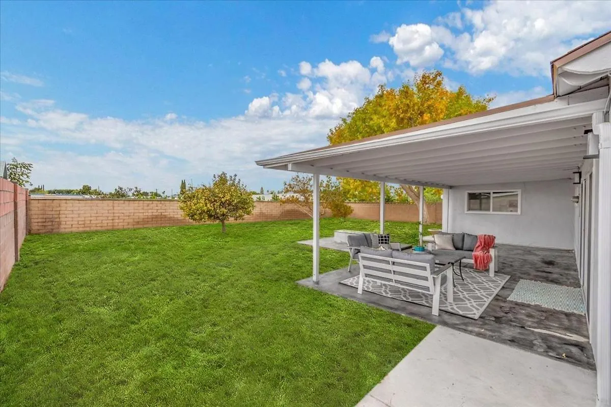 Luxurious Newly Remodeled 4 Bedroom Home With Large Backyard Near Disneyland Anaheim Semesterbostad
